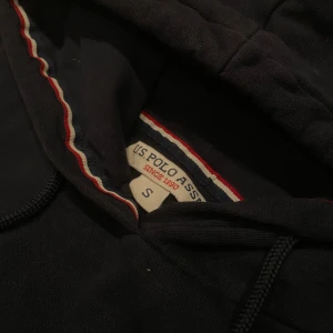 Polo hoodie - Säljer skit snygg polo hoodie. Tröjan passar S-M. Priset är ej hugget i sten!