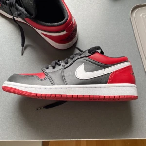 Jordan 1 low - Jordan 1 låga köpta för 1200 men säljer pga skorna är för små. Dem är nästa helt nya och är andvända 2 gånger!