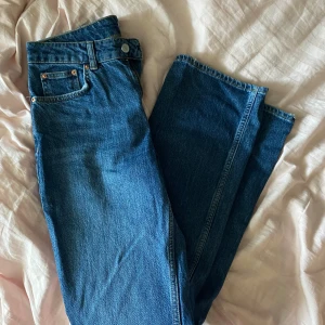 Mörkblå bootcut jeans - Super fina mörkblåa bootcut jeans från Gina, endast använda ett fåtal gånger, säljer dem pågrund av att jag inte använder dem längre, storlek 38 men skulle säga att dem är små i storleken och är mer som ett par 36💕