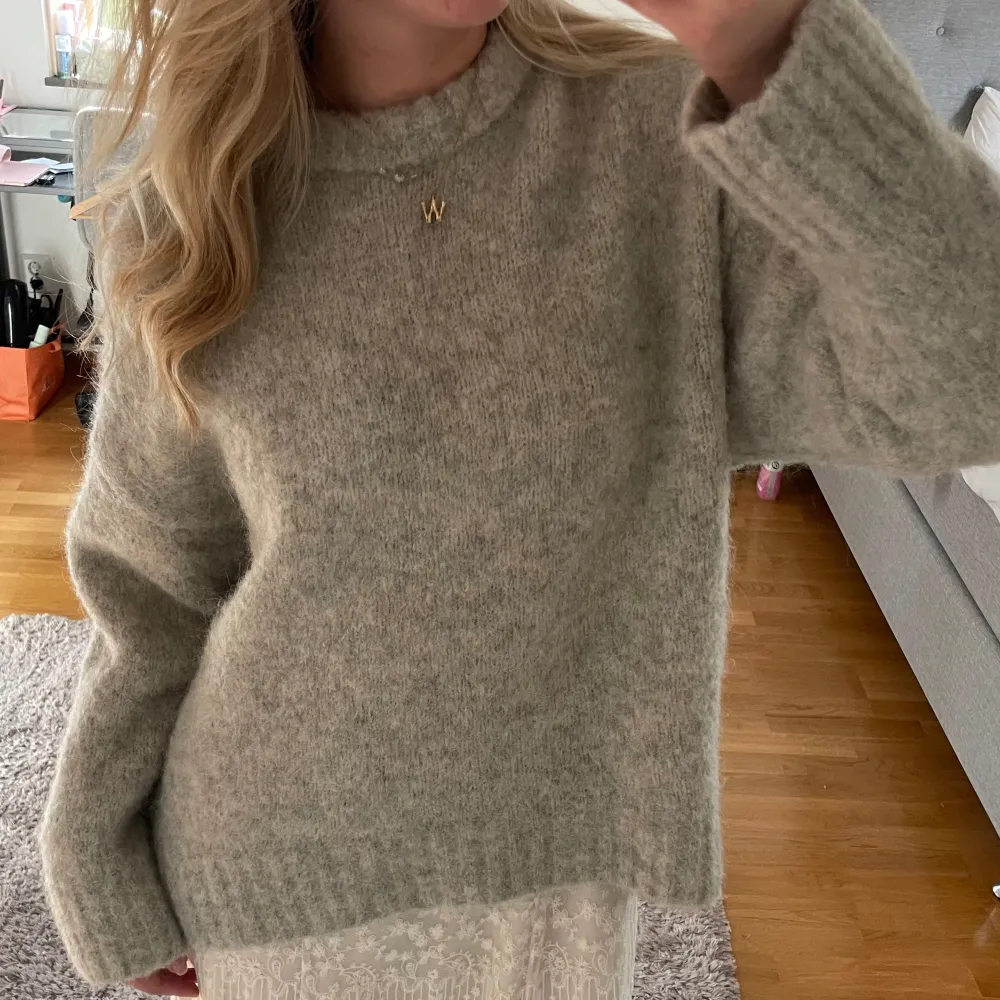 Superfin stickad tröja i ull från Edited, perfekt för kyliga sommarkvällar eller inför hösten. Använd ca 5 ggr och i superfint skick.💗 Nypris ca 800kr jag säljer för 400kr, köparen står för frakten🥰. Neuletakit & Villapaidat.