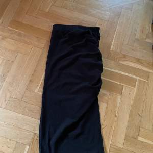 En maxi skirt i färgen svart och har använts 2-3 gånger. I storlek S