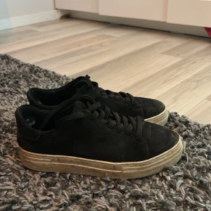 Mocka skor - Hej! Säljer mina mocka skor av märket selected home. Nypris 1300. Skick 7/10 Hör av er vid frågor!