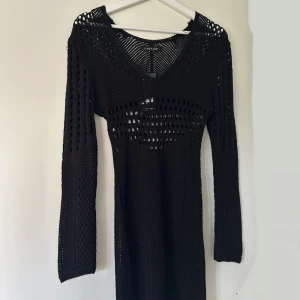 Svart festklänning med lappen kvar  - Jättefin stickad fest/strandklänning, helt oanvänd! I storlek S. 