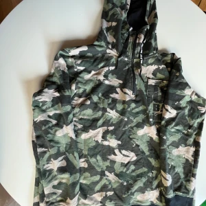 Camo Hoodie -  Säljer då jag aldrig använder den. Sitter som L