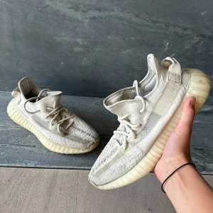 Yeezy skor - Tjena säljer mina fräscha äkta yeezys. De är i använt skick därför det låga priset! Hör av er vid funderingar 