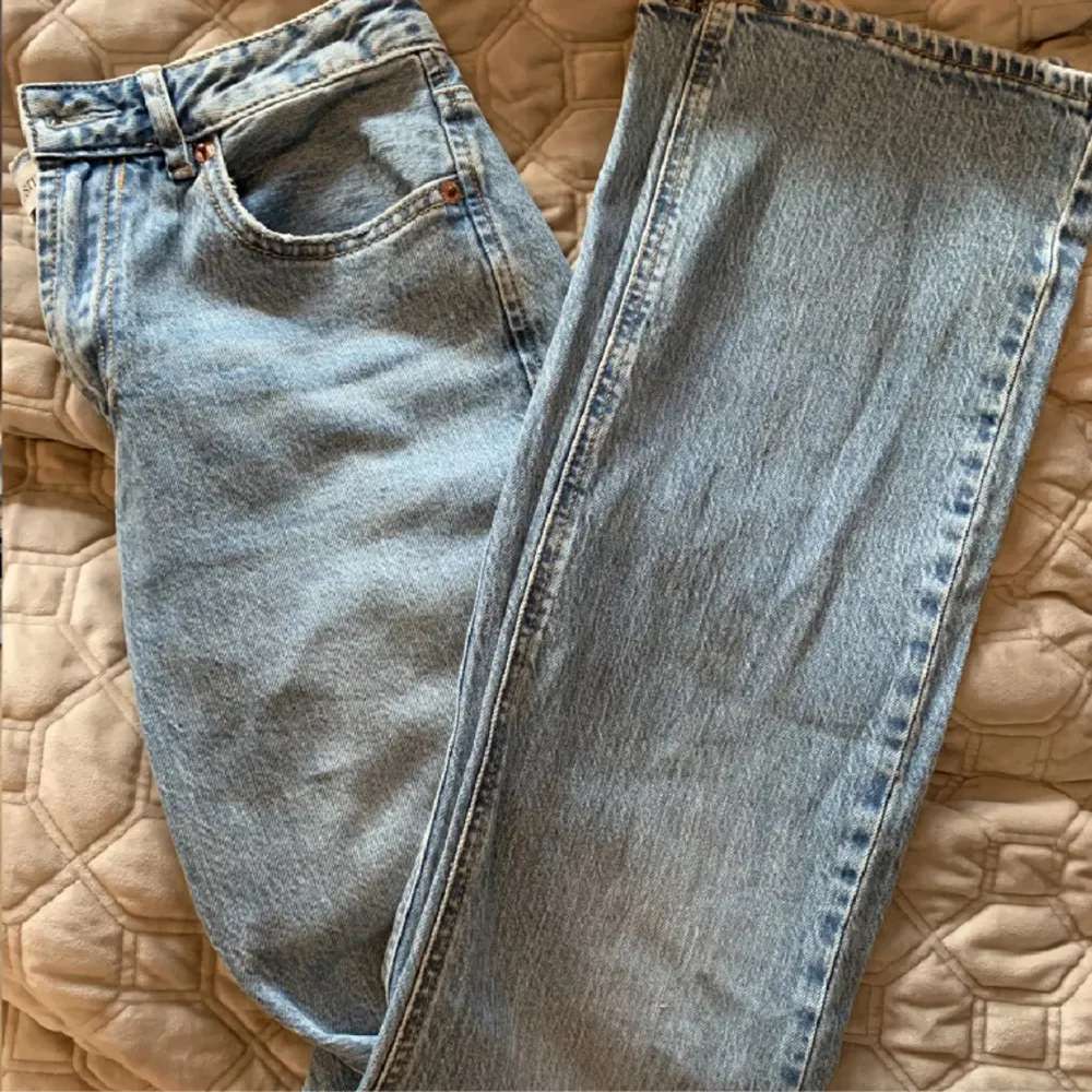 Ett par straight jeans ifrån Stradivarius som aldrig kommit till användning💙. Jeans & Byxor.
