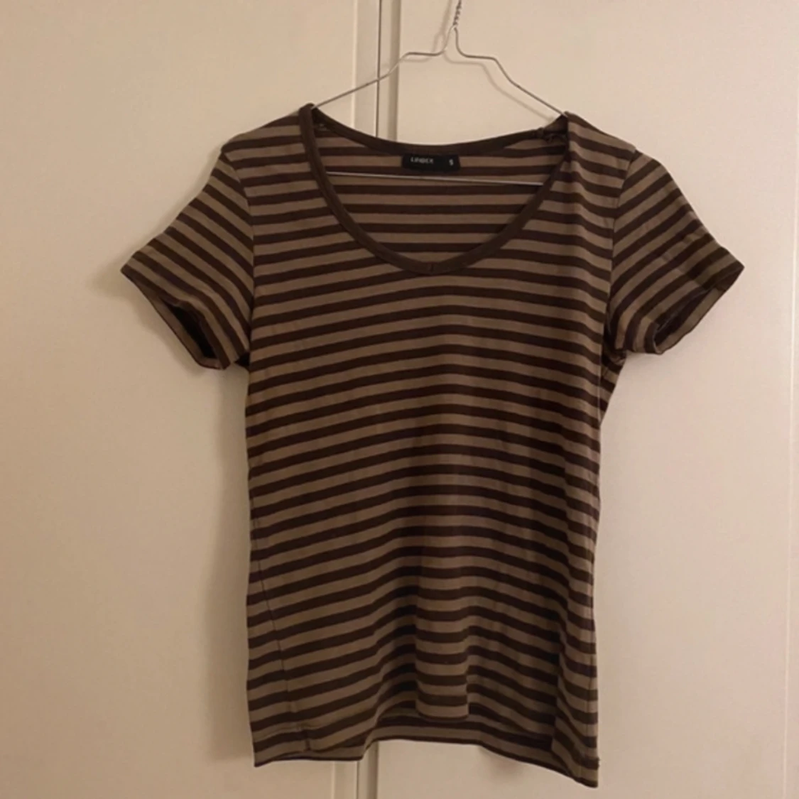 Brun randig t-shirt 