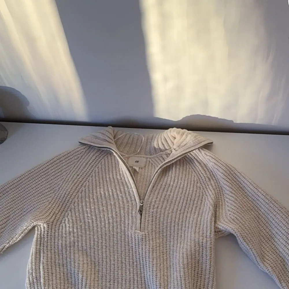 En jättefin beige halv zip up tröja. Jag säljer tröjan då den inte riktigt kommer till användning. Den är nästan som ny då den är använd fåtal gånger💕💕. Tröjor & Koftor.