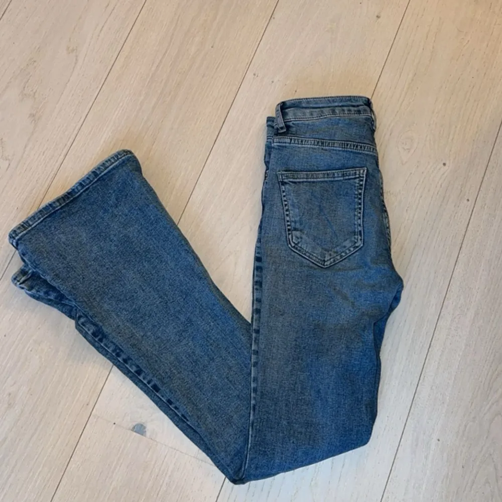 Ett par jättefina blåa bootcut jeans. Det är en blandning av mid Waits och low waist. Jeansen är från Gina Tricot.💕💕. Jeans & Byxor.