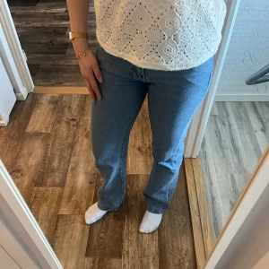 Jeans - Superfina blå jeans från Bikbok, använda få gånger så i skick som ny🩵