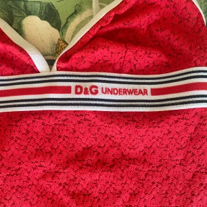 Dolce &Gabbana linne - Jättesnyggt rött spets Dolce&Gabbana linne. 