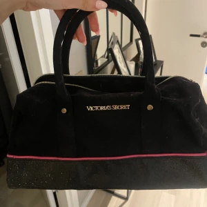Victoria secret väska - Så fin victoria secret väska från när min mamma var yngre så den säljs inte längre. jag säljer då den tyvärr inte konmer till användning!