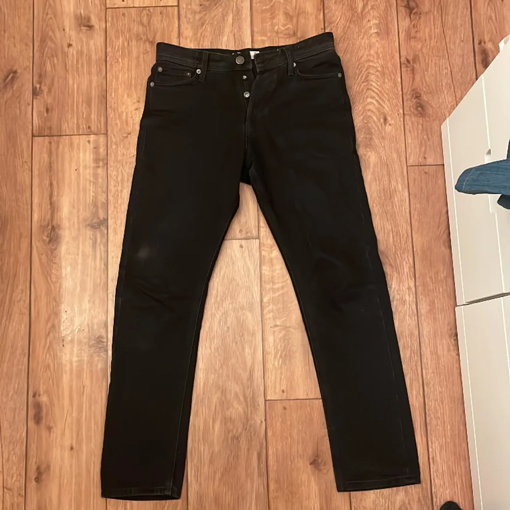 Säljer ett par svarta jeans från J&J i storlek 28x32 modellen heter Loose Chris. 200kr köparen står för frakten. . Jeans & Byxor.