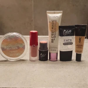 Smink - Smink från essence: highlighter 20 kr. Armani: liquid läppstift pris kan diskuteras. Blush från glam of sweden 5 kr. BB cream från lorial 79 kr. Primer från glam of sweden 5 kr. En tester från nått märke som man ser på bilden.