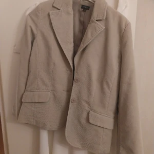 Kavaj  - En går/beige kavaj från lindex i storlek 42. Kavaj är knappt använd pga av fel storlek  Bud eller 200 kr 