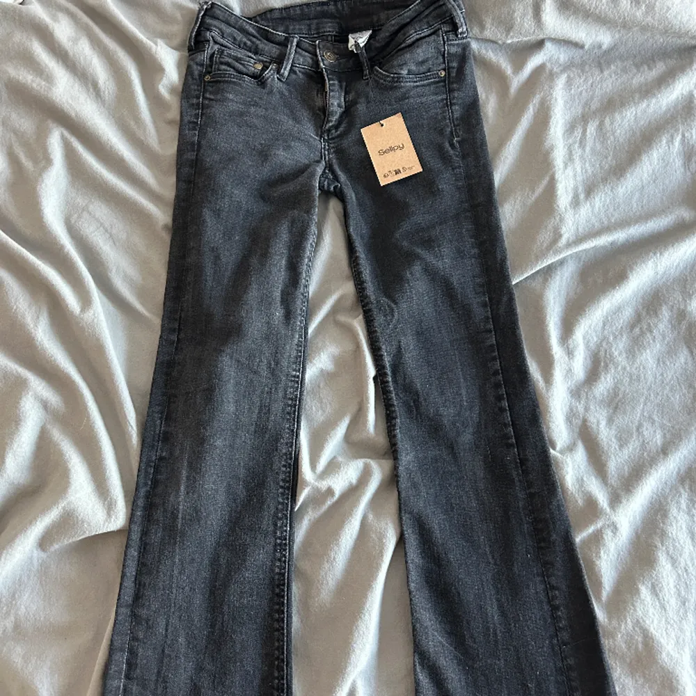Säljer ett par H&M jeans som jag köpt på sellpy men visade sig vara alldeles för små. Jag är 164 cm och de är kanske 4 cm för kort i längden.  Skriv om ni frågor så kan jag skicka hur de sitter på! De är urtvättad svart/grå! KÖPAREN STÅR FÖR FRAKT. Jeans & Byxor.