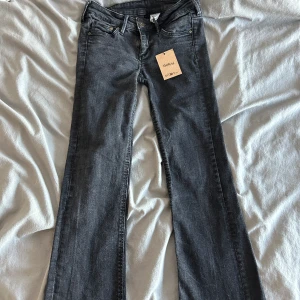 BOOTCUT JEANS - Säljer ett par H&M jeans som jag köpt på sellpy men visade sig vara alldeles för små. Jag är 164 cm och de är kanske 4 cm för kort i längden.  Skriv om ni frågor så kan jag skicka hur de sitter på! De är urtvättad svart/grå! KÖPAREN STÅR FÖR FRAKT