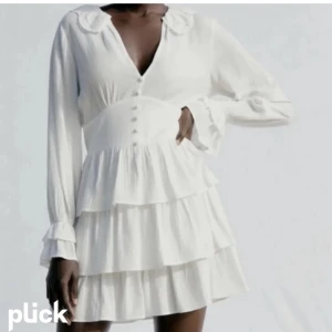 Perfekt studentklänning😍 - Säljer denna otroligt fina studentklänningen eller sommarklänningen ifrån Zara🫶den är helt oanvänd och säljs ej på hemsidan längre! 