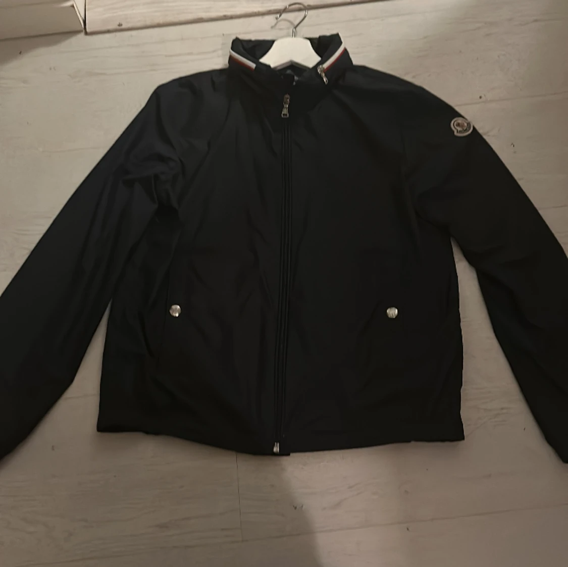 Hej jag säljer min sons moncler jacka som är perfekt nu till våren/sommaren.