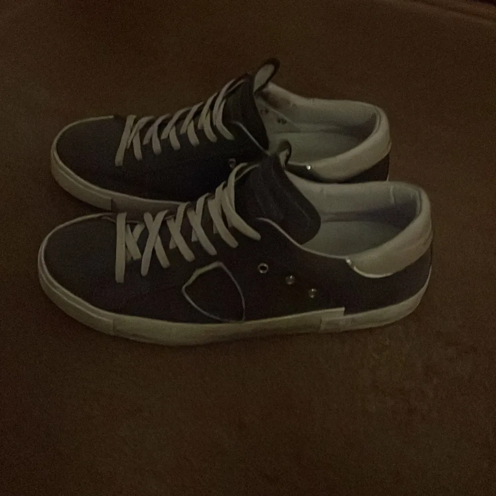 Ett par gråa Phillipe Model skor i.  Storlek: 41 Färg: Grå Skick: 8/10 Pris: 2200 Dm för frågor eller funderingar👍. Skor.