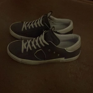 Gråa Phillipe Model skor - Ett par gråa Phillipe Model skor i.  Storlek: 41 Färg: Grå Skick: 8/10 Pris: 2200 Dm för frågor eller funderingar👍