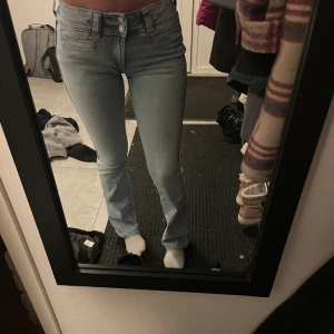 Ljusblåa jeans  - Ljusblåa jeans från hm, köpta på barnavdelningen men passar mig som är en 34 och 163 cm lång. Lågmidjade