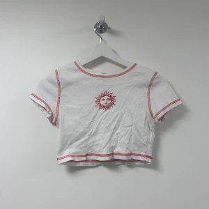 croptop med sol - cute croptop med röda sömmar och rött tryck