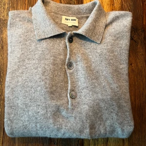 Soft Goat - Extremt fin Tröja från premiummärket Soft goat. Tröjan är gjord i 100% högkvalitativ Kashmir! Otroligt bra skick, inga defekter. Grym passform! Storlek L men känns mer som M. Nypris 2700! 