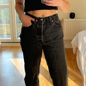 Levi’s - Svarta Levi’s 501 or, avklippta längst ned och går precis nedanför anklarna på mig som är 164cm!