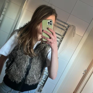 Skit snygg päls väst! - Päls väst som jag köpte från sellpy men säljer den pga att den är lite för liten💗 (jag är 178cm) 