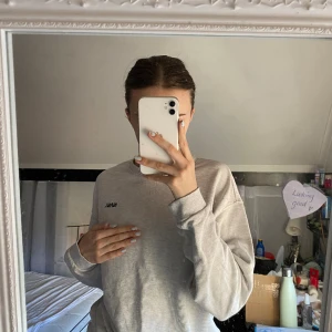 Nasa sweatshirt - Långärmad mysig tröja, använd några gånger och i bra skick. Storlek M men kan upplevas mindre.