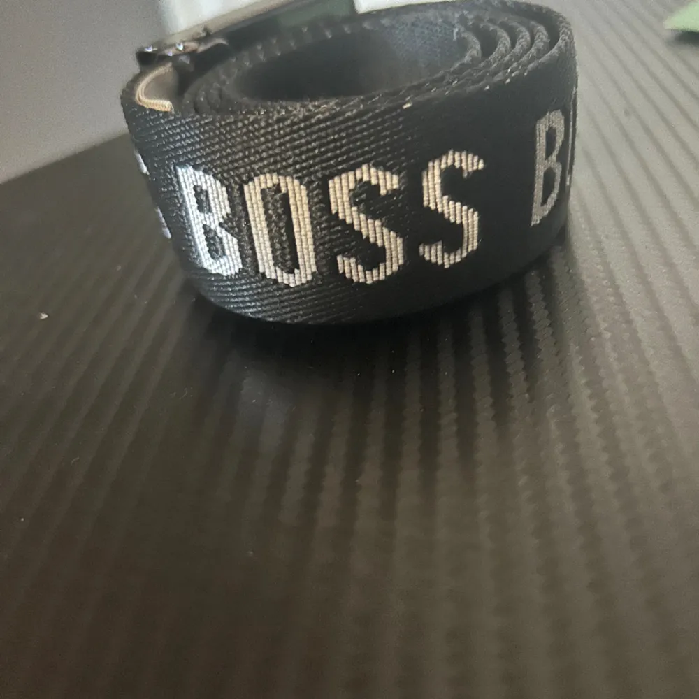 Ett Hugo boss bälte skick 9/10 pris kan diskuteras nypris 1400. Övrigt.