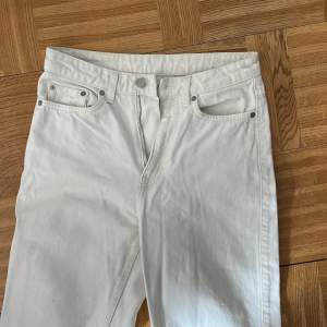 Vita jeans från weekday i modellen row, storlek 26/32 150kr + frakt