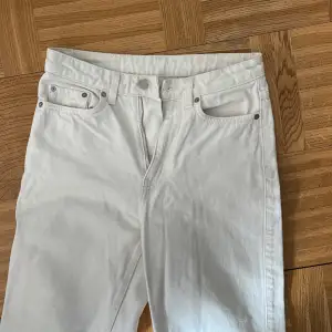 Vita jeans från weekday i modellen row, storlek 26/32 150kr + frakt