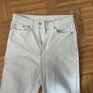 Vita jeans - Vita jeans från weekday i modellen row, storlek 26/32 150kr + frakt