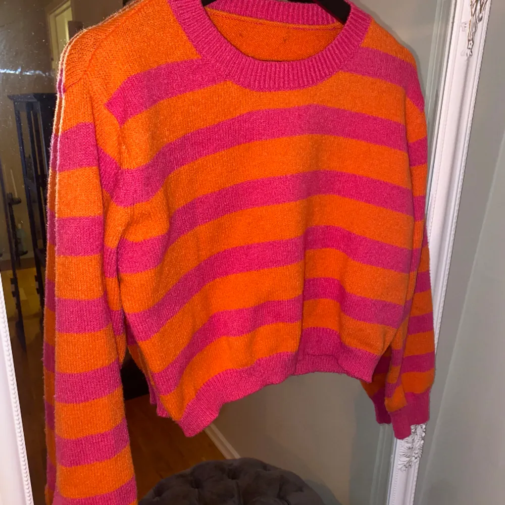 Mycket skön rosa och orange stickad tröja . Tröjor & Koftor.