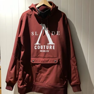 Slade skidjacka strl L - Säljer en skidjacka med märket slade. Den är i storlek L och sitter lite oversized på mig, jag är 174cm lång. Använd få gånger och det är inget fel på den. Det är vädrings fickor på den. Nypris 999kr. Finns i Motala 