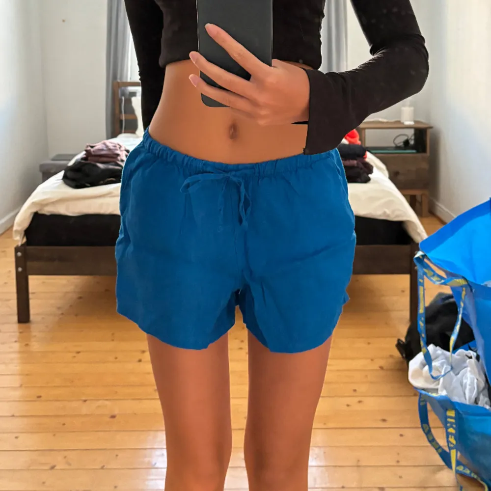 Ett par blåa linneshorts som aldrig kommer till användning!! Storlek XS från Gina Tricot 🥰. Shorts.