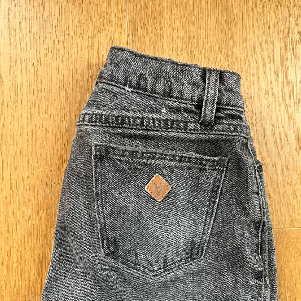 Säljer mina älskade Abrand jeans. Sydde upp dom lite i butiken så jag kan skicka mått om det önskas. Lågmidjade och snygg passform. Nypris 1100. Jeans & Byxor.