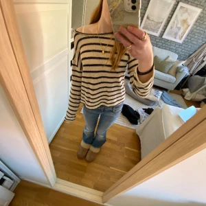 Stickad topp - En luftigt stickad, långärmad topp som är beige och svart. Tröjan är i bra skick. Den är ifrån zara och är i storlek S💕