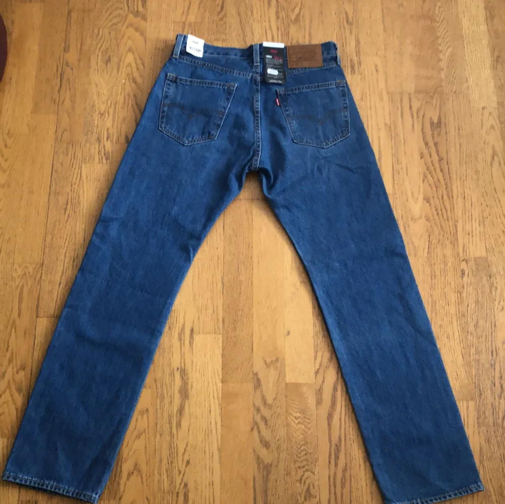 W 29 L 32, Ett par fräscha Levis jeans som aldrig är använda. Köpta från Jeansbolaget för ca 1 år sedan. Prislapp och allt finns fortfarande kvar på de. Bara att fråga om fler bilder.. Jeans & Byxor.