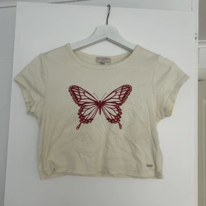 Topp  - Super söt crop top med fjäril 