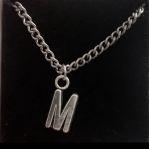 Halsband  - Snyggt bokstavs halsband, finns i fler bokstäver.  Köp för 250kr Modell 033