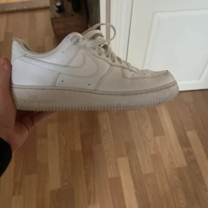Nike air force - Nike airforce i storlek 43  Inte använda mycket alls  inga hål inga märken, imgenting fel med dem alls!  