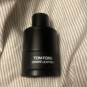 Parfym- Tom Ford ombre leather - Säljer en knappast använd parfym har kanske använt 10 sprays. Allting med den är bra och den kommer inte med box tyvärr. Ifall ni är intresserade och har frågor om priset eller produkten skriv gärna!