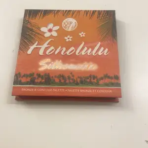 Säljer denna w7 honolulu bronzer&contour palletten då jag tycker att de är för matt för min glowiga smak. Jag fick den av min farmor och den är använd ett fåtal gånger. Orginalpris är 79kr, men jag säljer för 25kr+frakt.