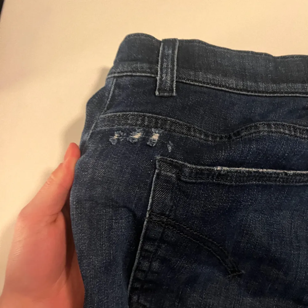 Säljer dessa riktigt feta dondup jeans i modell Travis, sälj pga av att de inte kommer t användning längre, riktigt sköna och skulle säga väldigt nära till hyperflex, strolek 32/32, säljer för endast 899 kr! Hör av er vid frågor eller funderingar!. Jeans & Byxor.