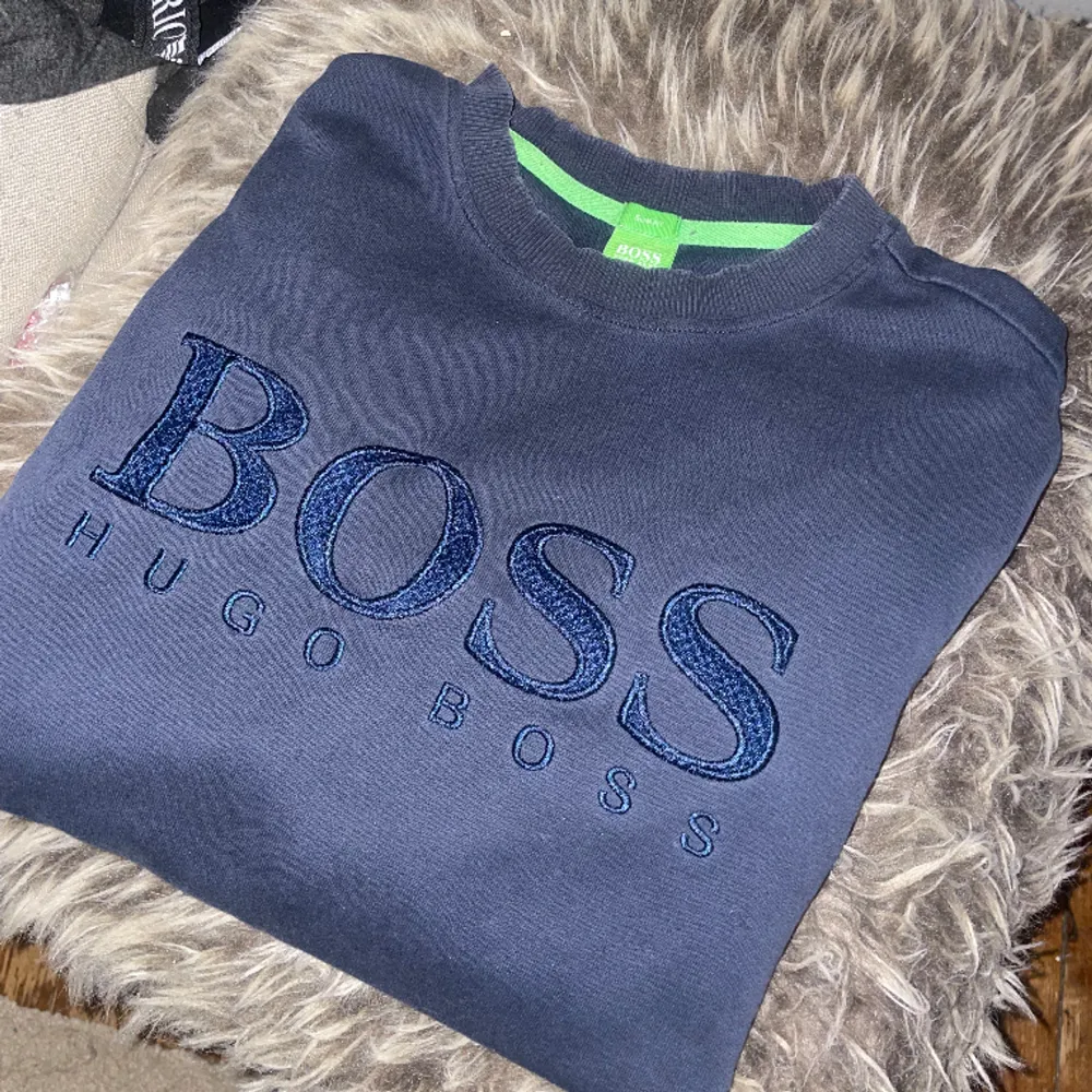 Äkta Boss tröja , jättebra skick endast använd ett fåtal gånger. Den är äkta dock har jag inte kvittot kvar. Storlek s/m. Pris kan eventuellt diskuteras , skriv om ni har frågor 💞. Hoodies.