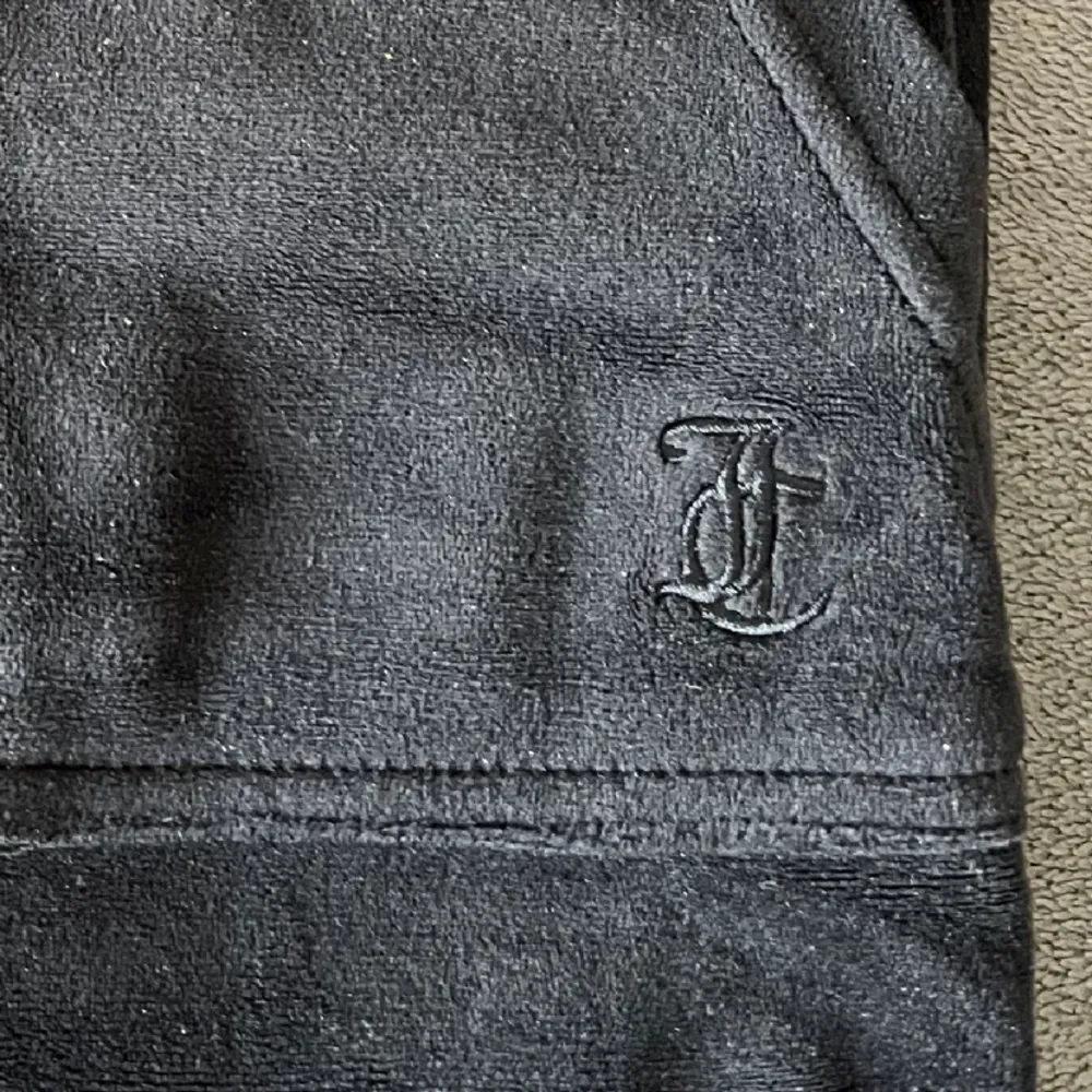 Säljer mina svarta mjukisar från juicy couture då de inte kommer till användning. Nypris 1100kr och de har används väldigt lite.. Jeans & Byxor.