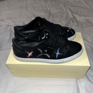 Axel Arigato skor i bra skick. - Hej, säljer nu mina riktigt fräscha Axel arigato skor som är perfekta nu till sommaren skorna är i bra skick men det finns tecken på användning. Tveka inte på att ställa frågor finns också fler bilder om man vill ha. Box och dustbag medföljer